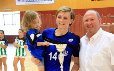 La capitana de la Lleidatana amb la Copa sota l'atenta mirada de les jugadores de l'OAR